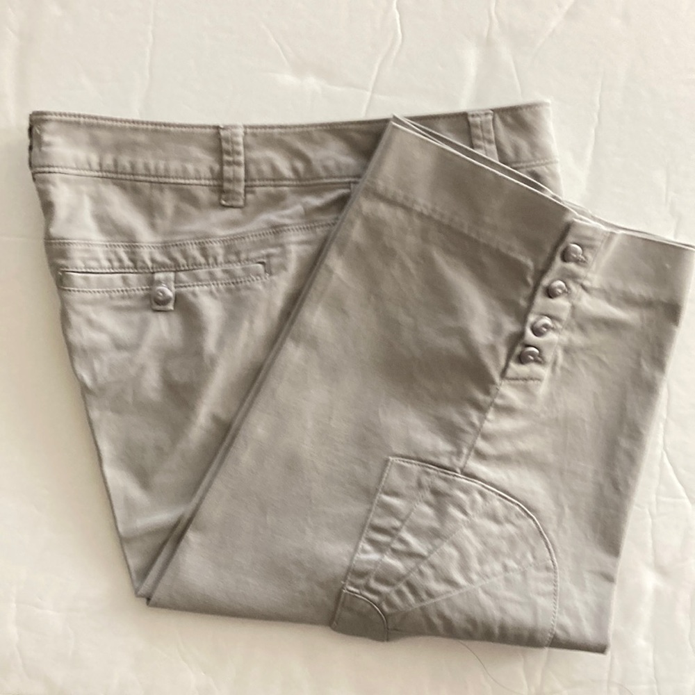 WHITE HOUSE BLACK MARKET Silver gray Capri Size 8. 98% cotton 2% spandex